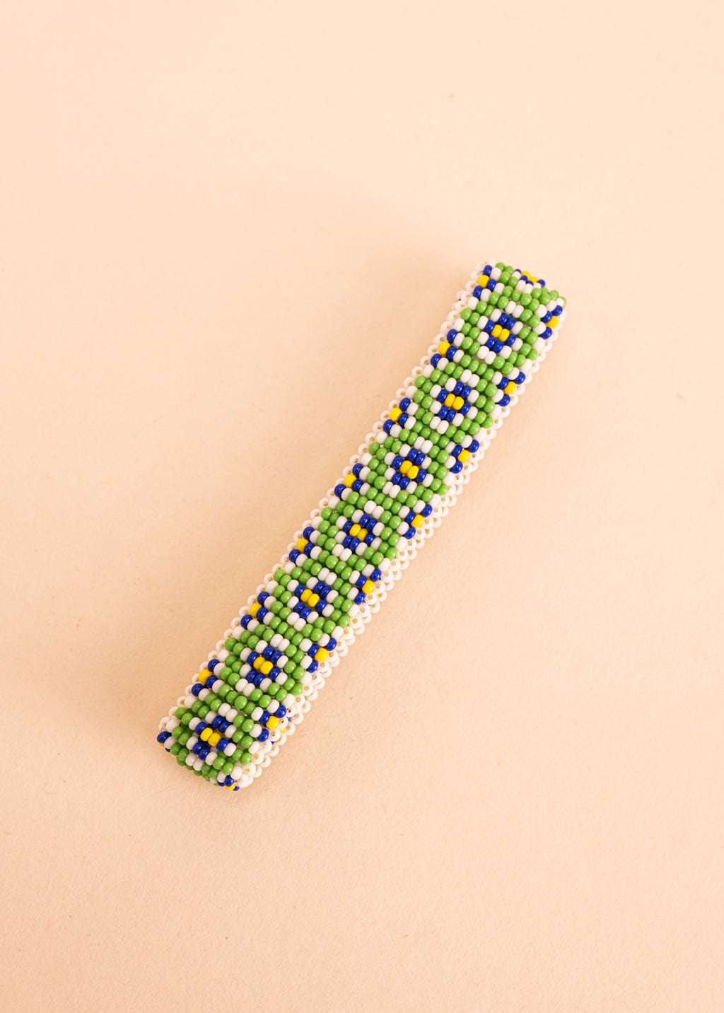 Pulseira de miçangas verde, azul e amarelo feita pelo povo Waurá, artesanato indígena brasileiro