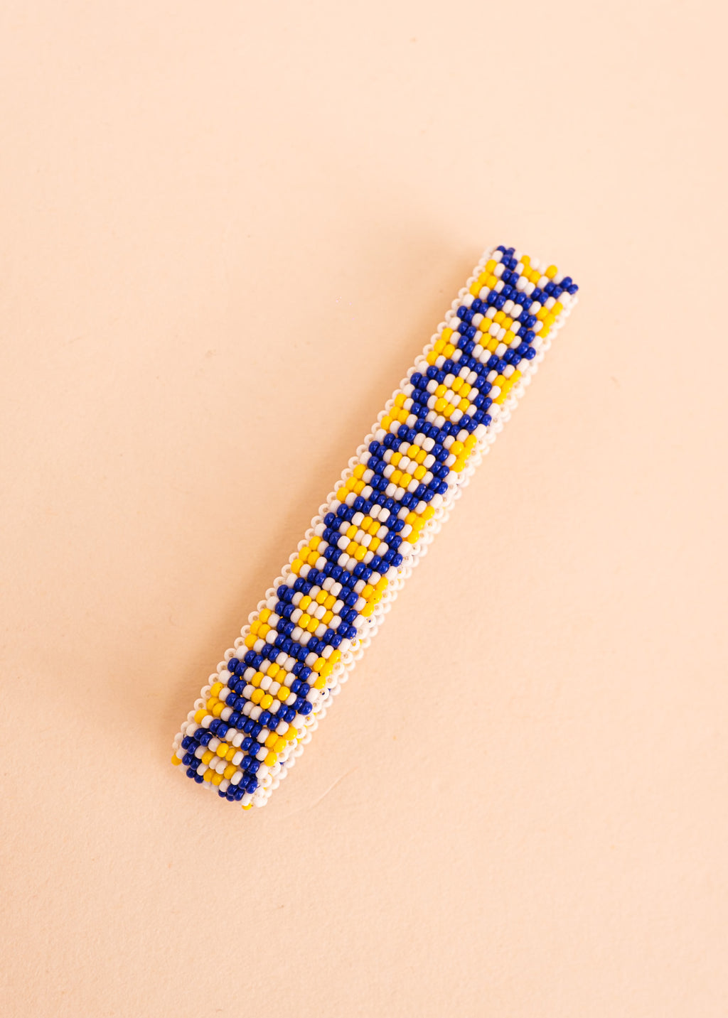 Pulseira de miçangas azul e amarelo feita pelo povo Waurá, artesanato indígena brasileiro