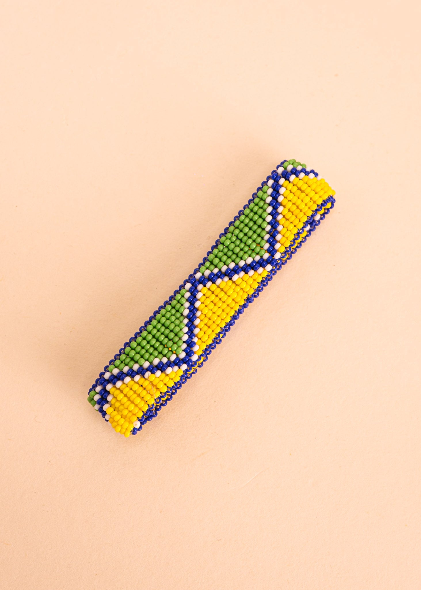Pulseira de miçangas azul,verde e amarelo feita pelo povo Waurá, artesanato indígena brasileiro