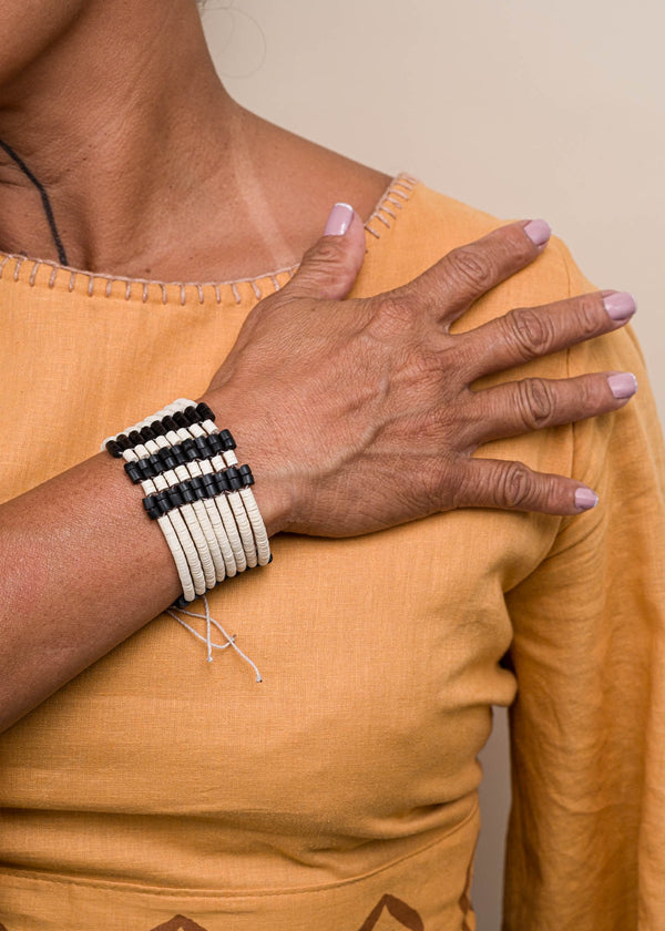 Pulseira ajustável de Tucum e PVC | Marubo