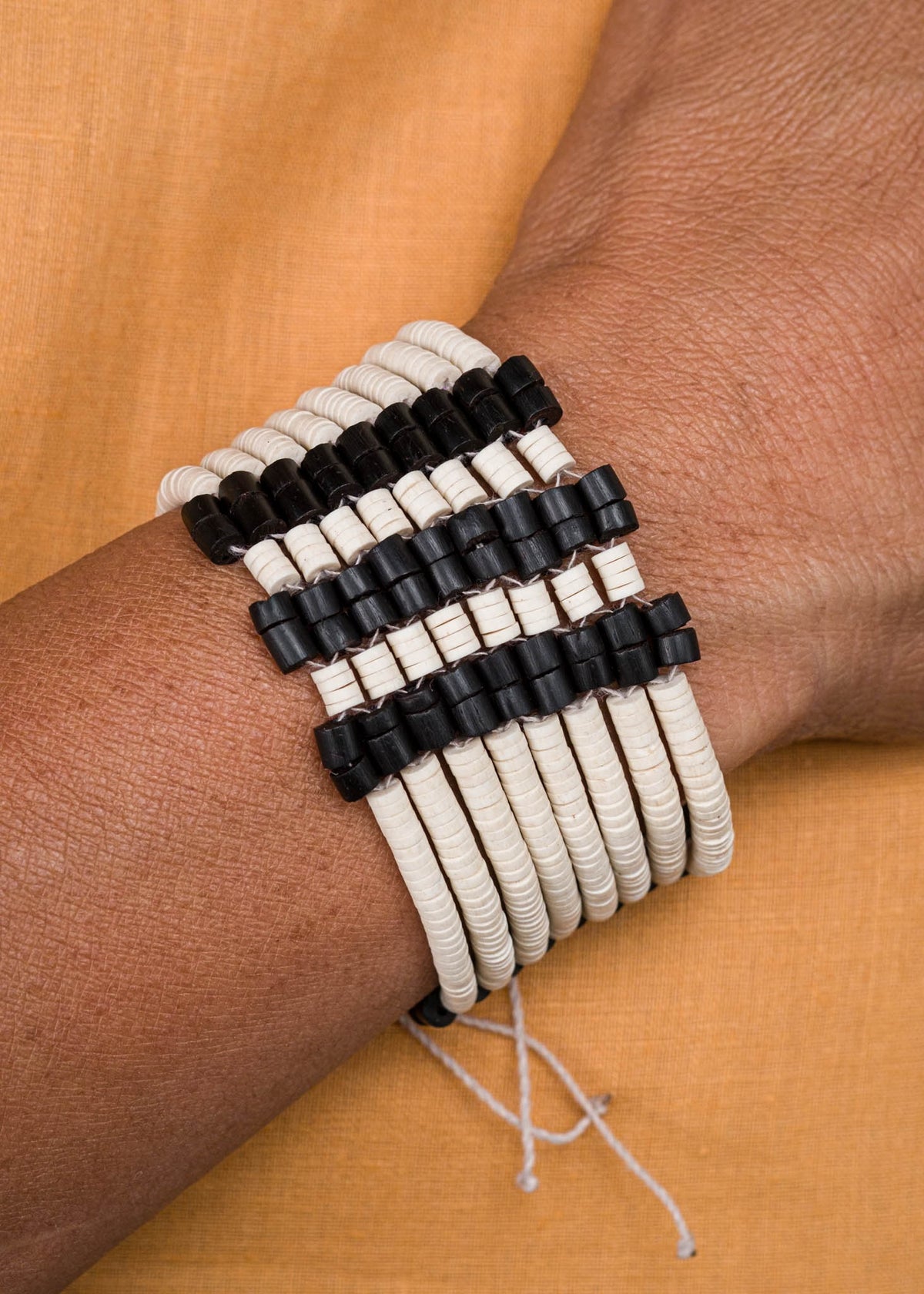 Pulseira ajustável de Tucum e PVC | Marubo