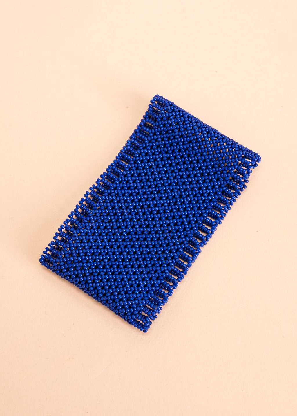 Pulseira de miçangas azul feita pelo povo Waurá, artesanato indígena brasileiro