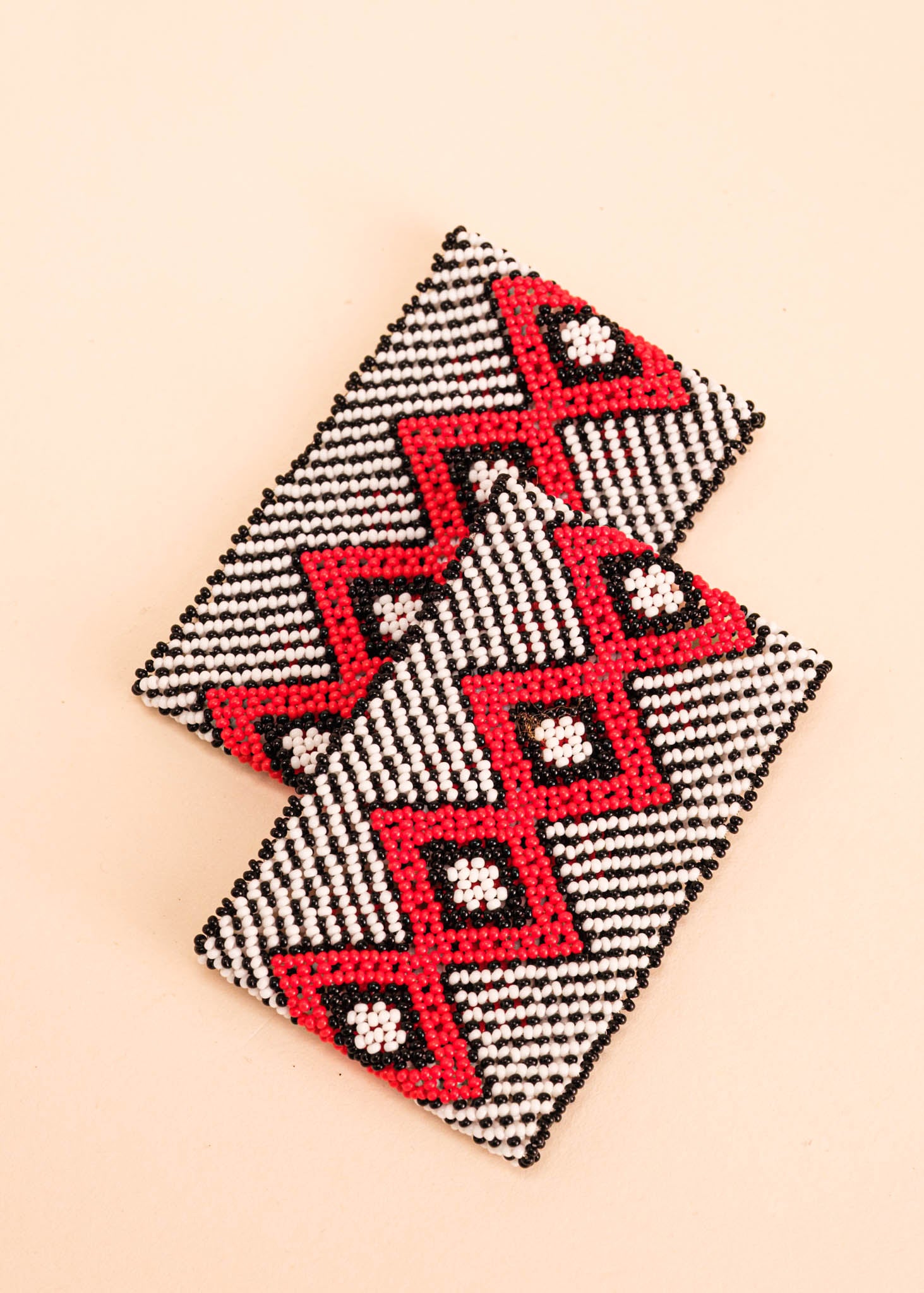 Pulseira de miçangas preta, branca e vermelha feita pelo povo Waurá, artesanato indígena brasileiro