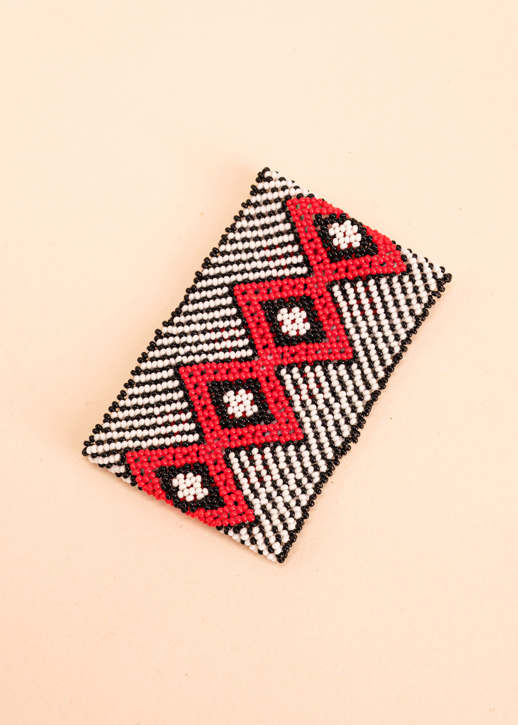 Pulseira de miçangas preta, branca e vermelha feita pelo povo Waurá, artesanato indígena brasileiro