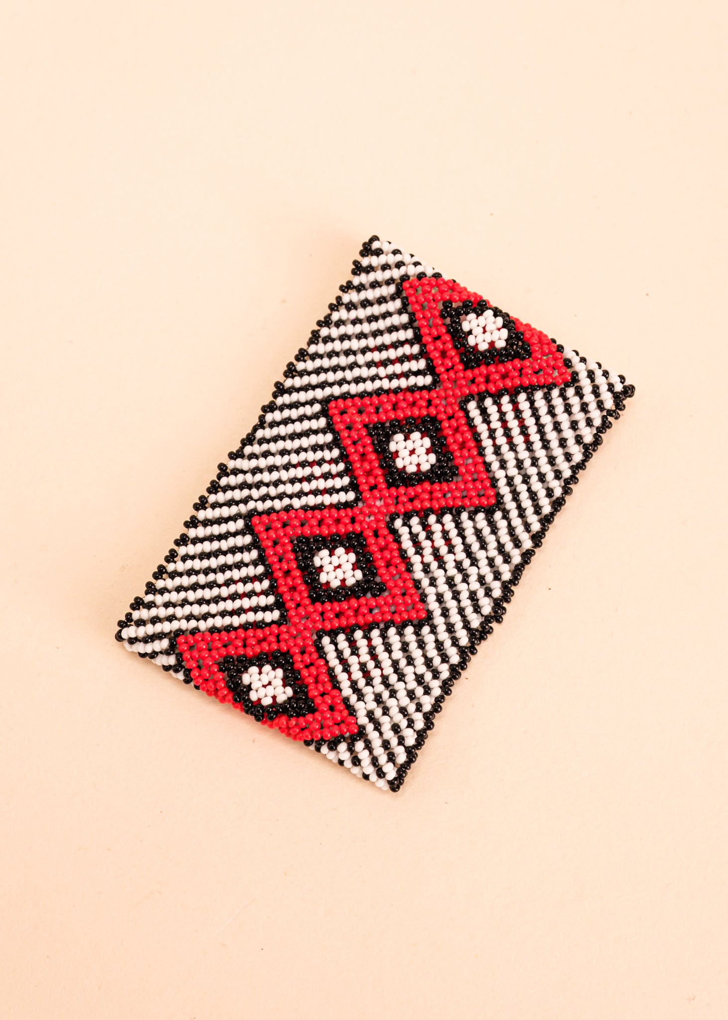 Pulseira de miçangas preta, branca e vermelha feita pelo povo Waurá, artesanato indígena brasileiro