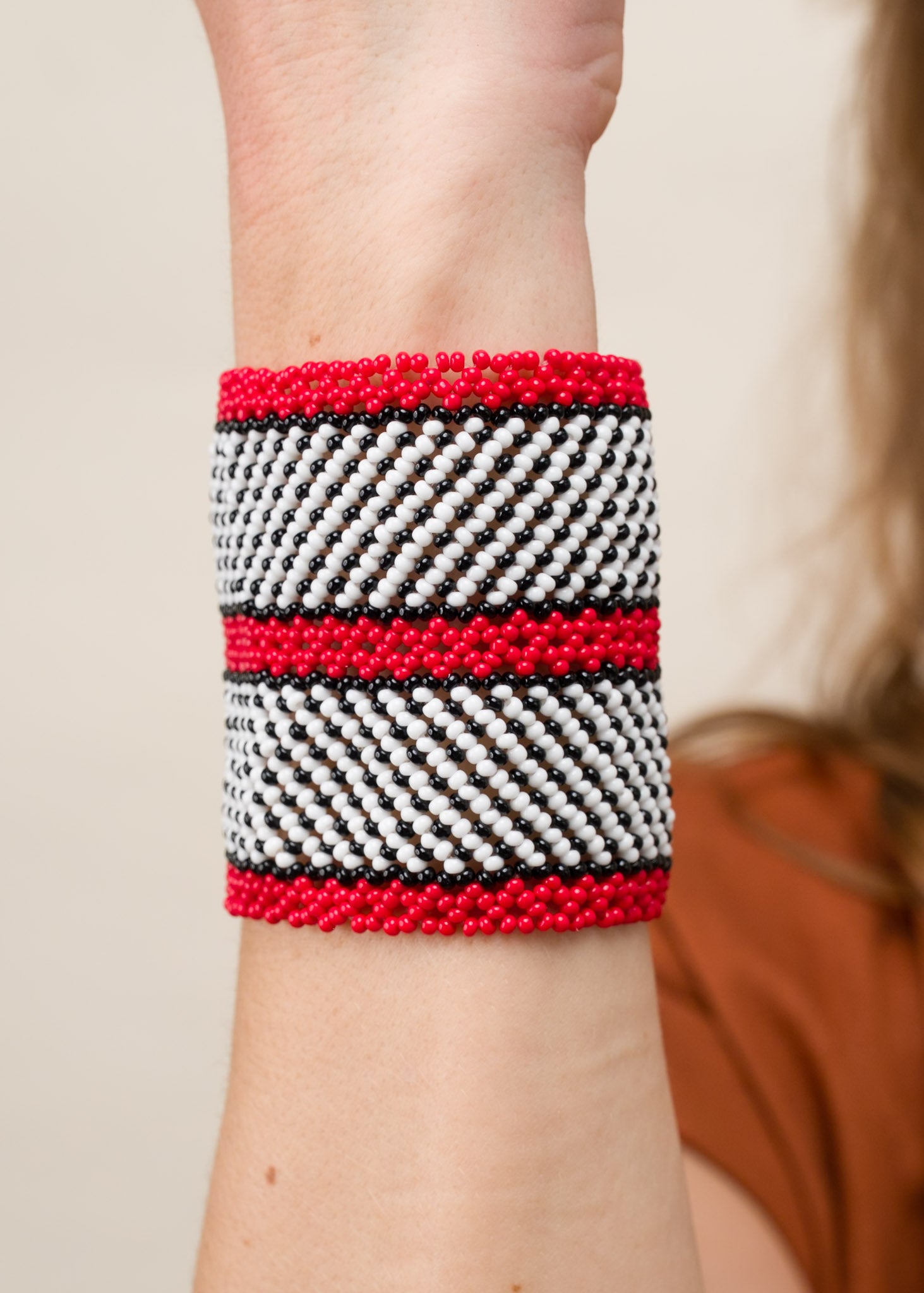 Pulseira de miçangas branca e vermelha feita pelo povo Waurá, artesanato indígena brasileiro