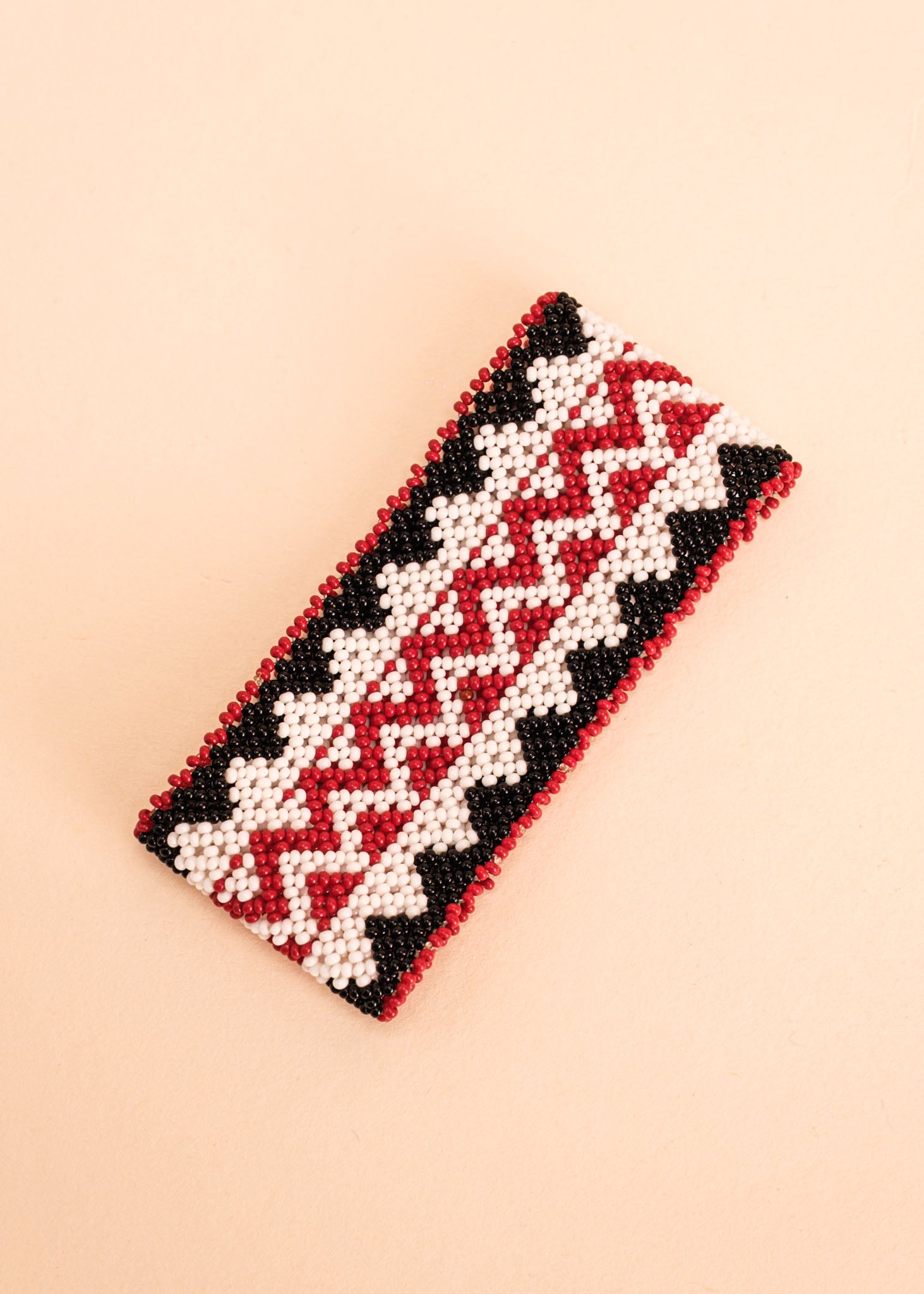 Pulseira de miçangas preta, branca e vermelha feita pelo povo Waurá, artesanato indígena brasileiro Imagem principal do produto