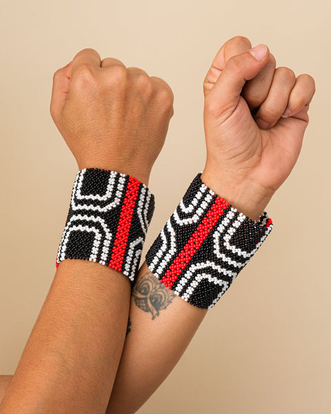 Pulseiras_Indigenas_149_2_03fcb6f6-8506-4a18-bfd8-a27fdf80a166_pulseira-waura+indigena-comprar-banner-site-tucum