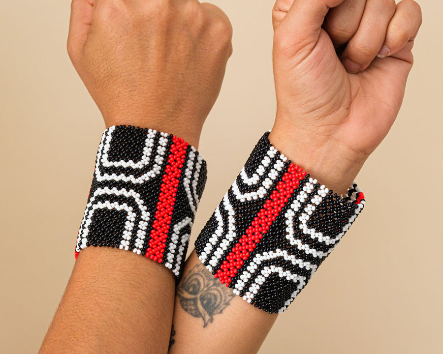 Pulseiras_Indigenas_149_2_03fcb6f6-8506-4a18-bfd8-a27fdf80a166_pulseira-waura+indigena-comprar-banner-site-tucum