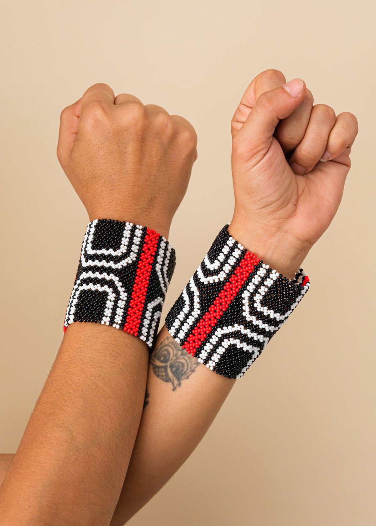 Pulseiras_Indigenas_149_2_03fcb6f6-8506-4a18-bfd8-a27fdf80a166_pulseira-waura+indigena-comprar-banner-site-tucum