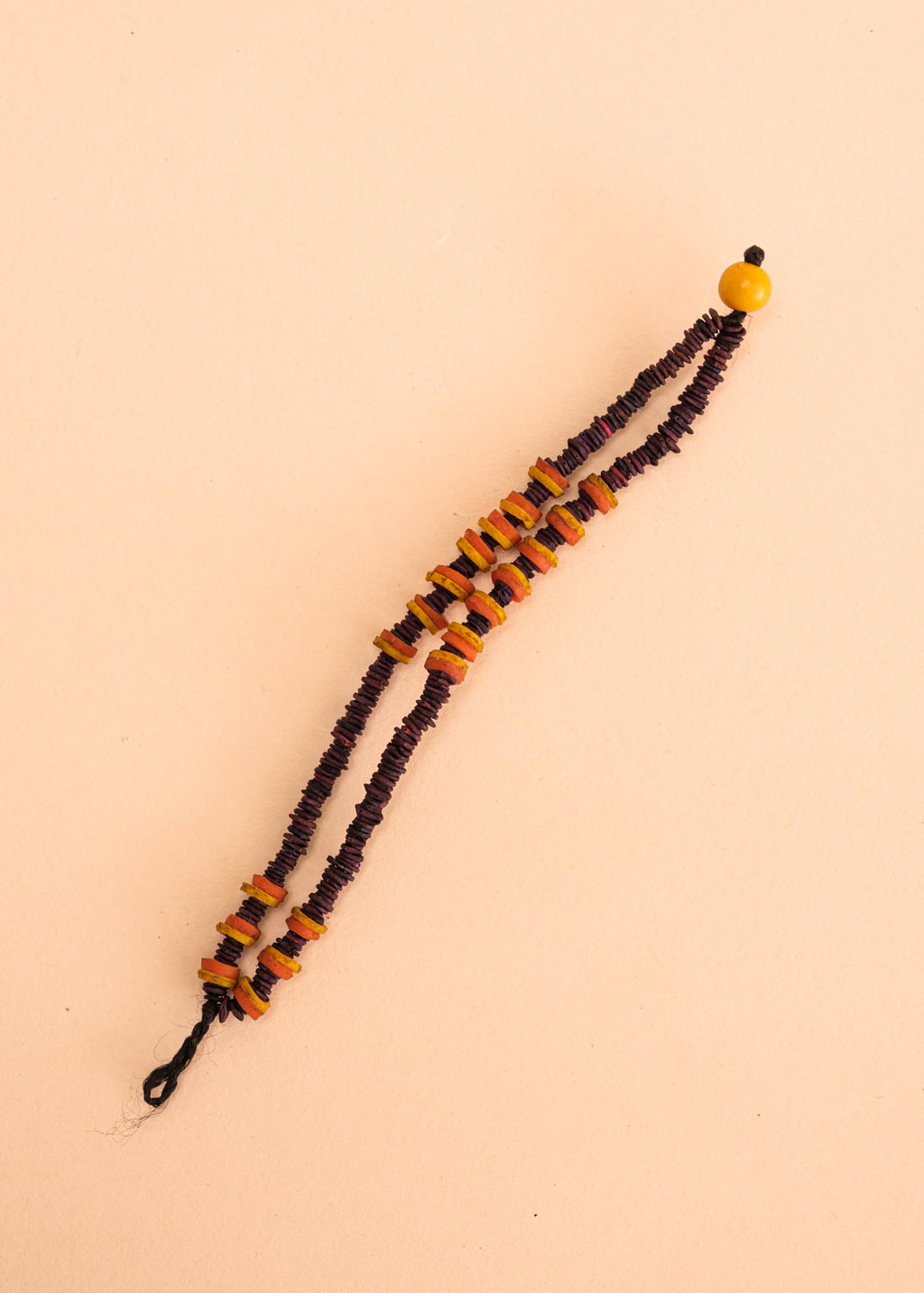 Pulseira de látex e sementes colorida, feita pelo povo Jamaraquá, artesanato indígena brasileiro 