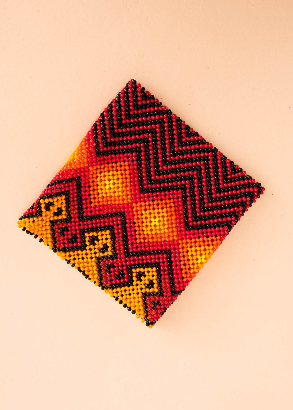 Pulseira de miçangas vermelha e laranja, feita pelo povo Yawanawa, artesanato indígena brasileiro 