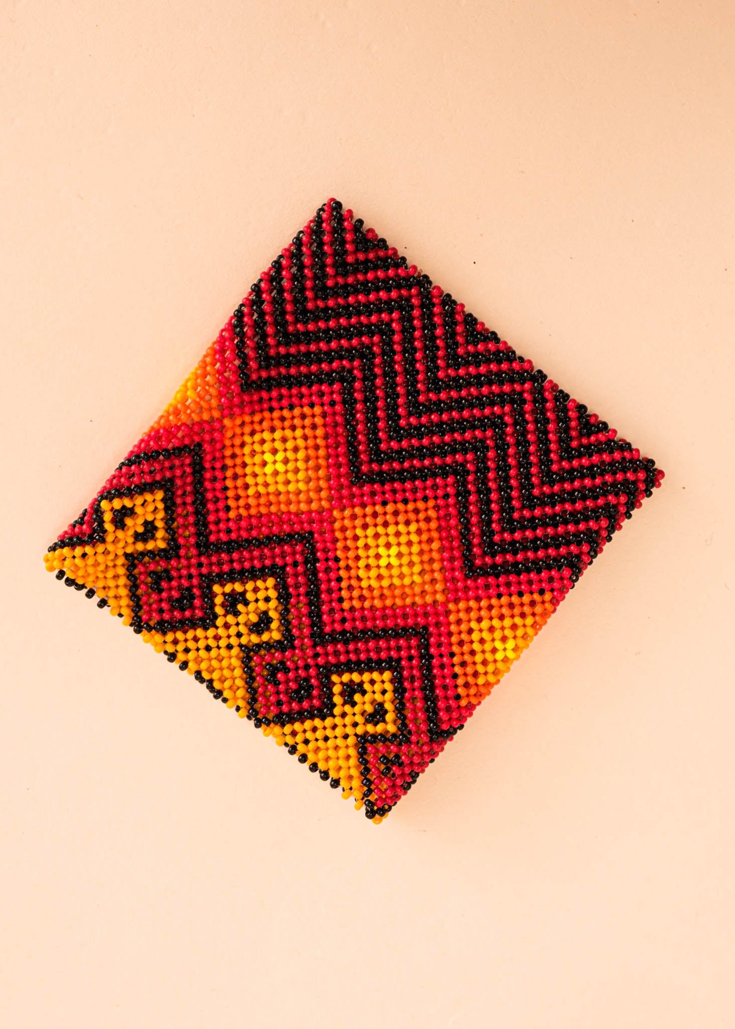 Pulseira de miçangas vermelha e laranja, feita pelo povo Yawanawa, artesanato indígena brasileiro 