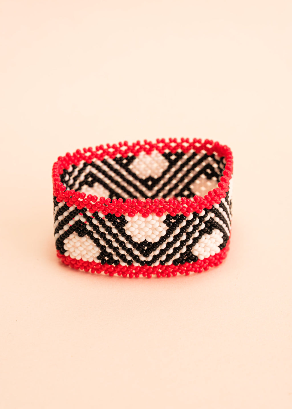 Pulseira de miçangas colorida feita pelo povo Waurá, artesanato indígena brasileiro 