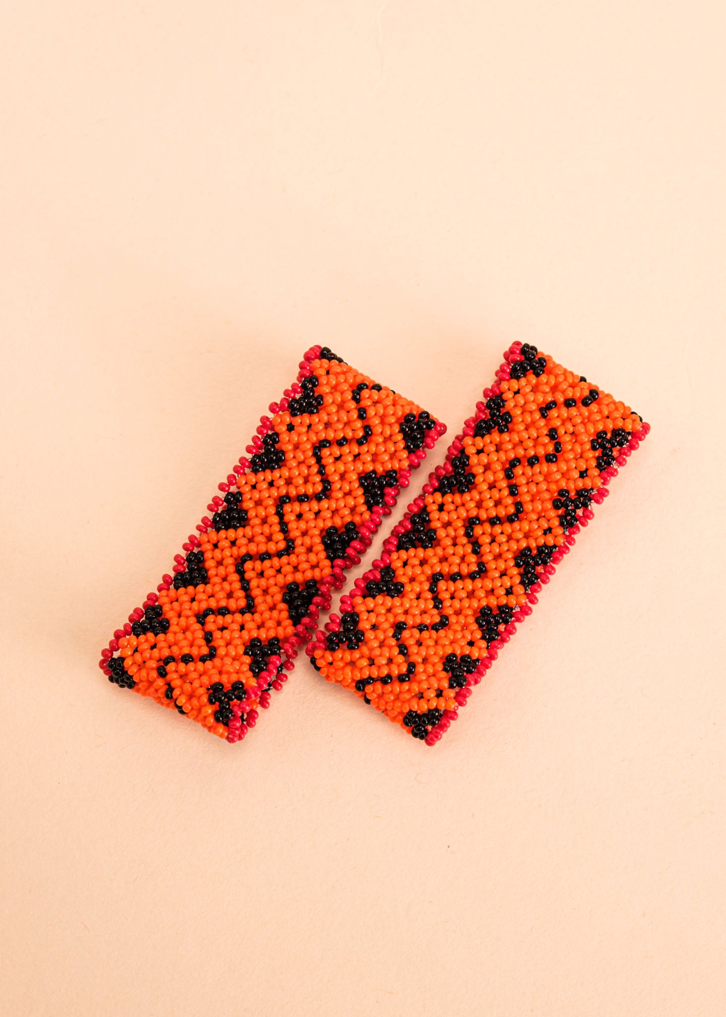 Pulseira de miçangas preta e laranja feita pelo povo Waurá, artesanato indígena brasileiro Imagem principal do produto