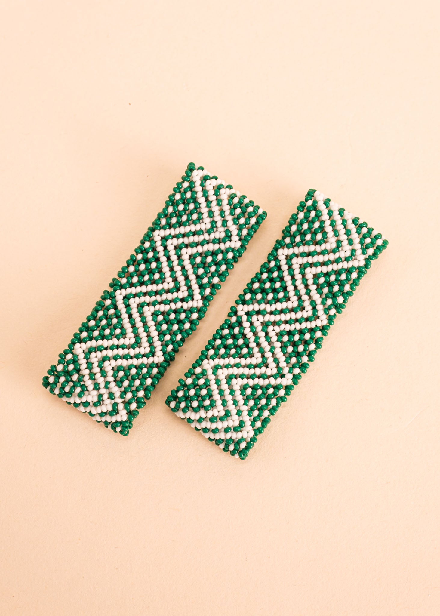Pulseira de miçangas verde e branco feita pelo povo Waurá, artesanato indígena brasileiro