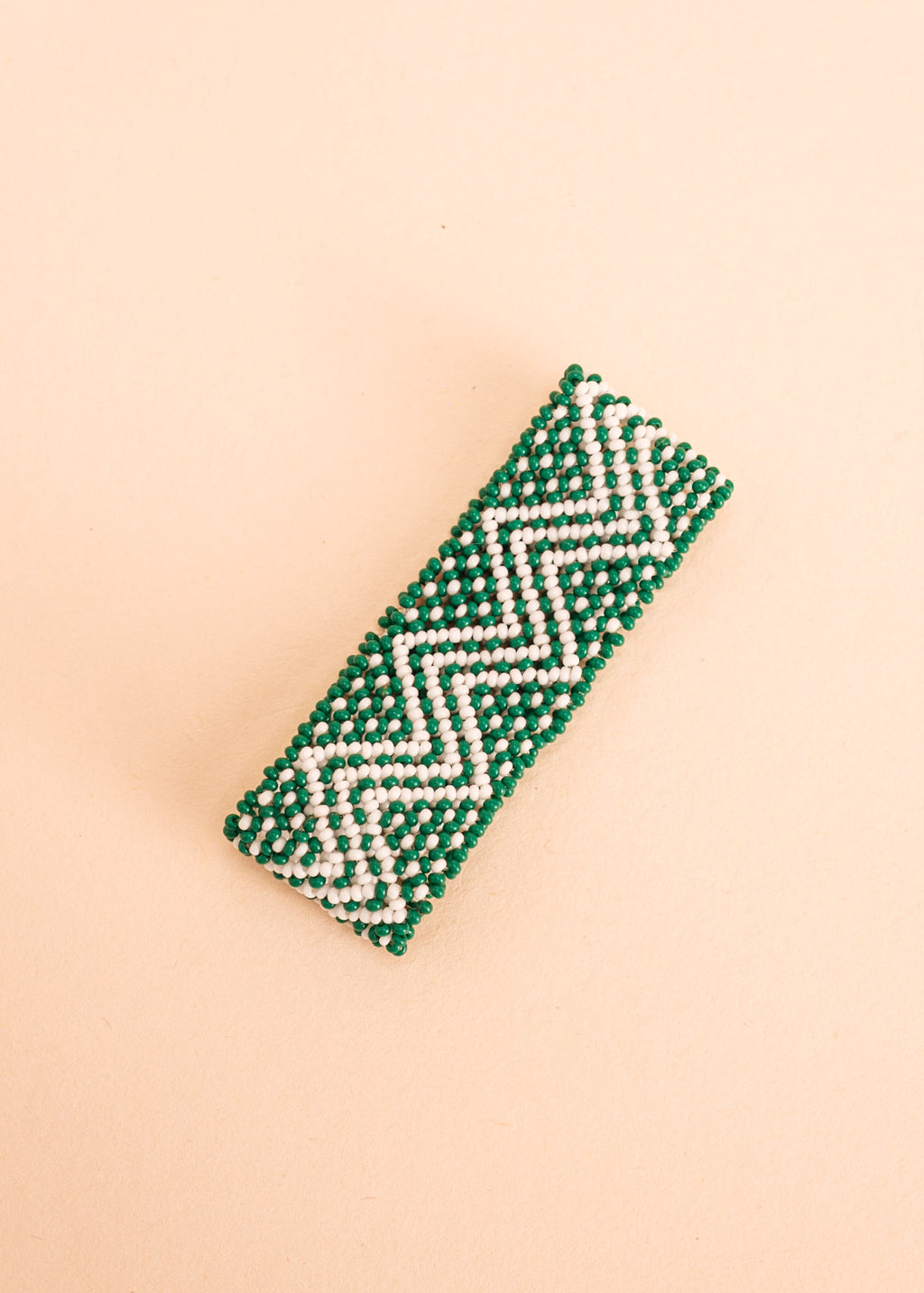 Pulseira de miçangas verde e branco feita pelo povo Waurá, artesanato indígena brasileiro