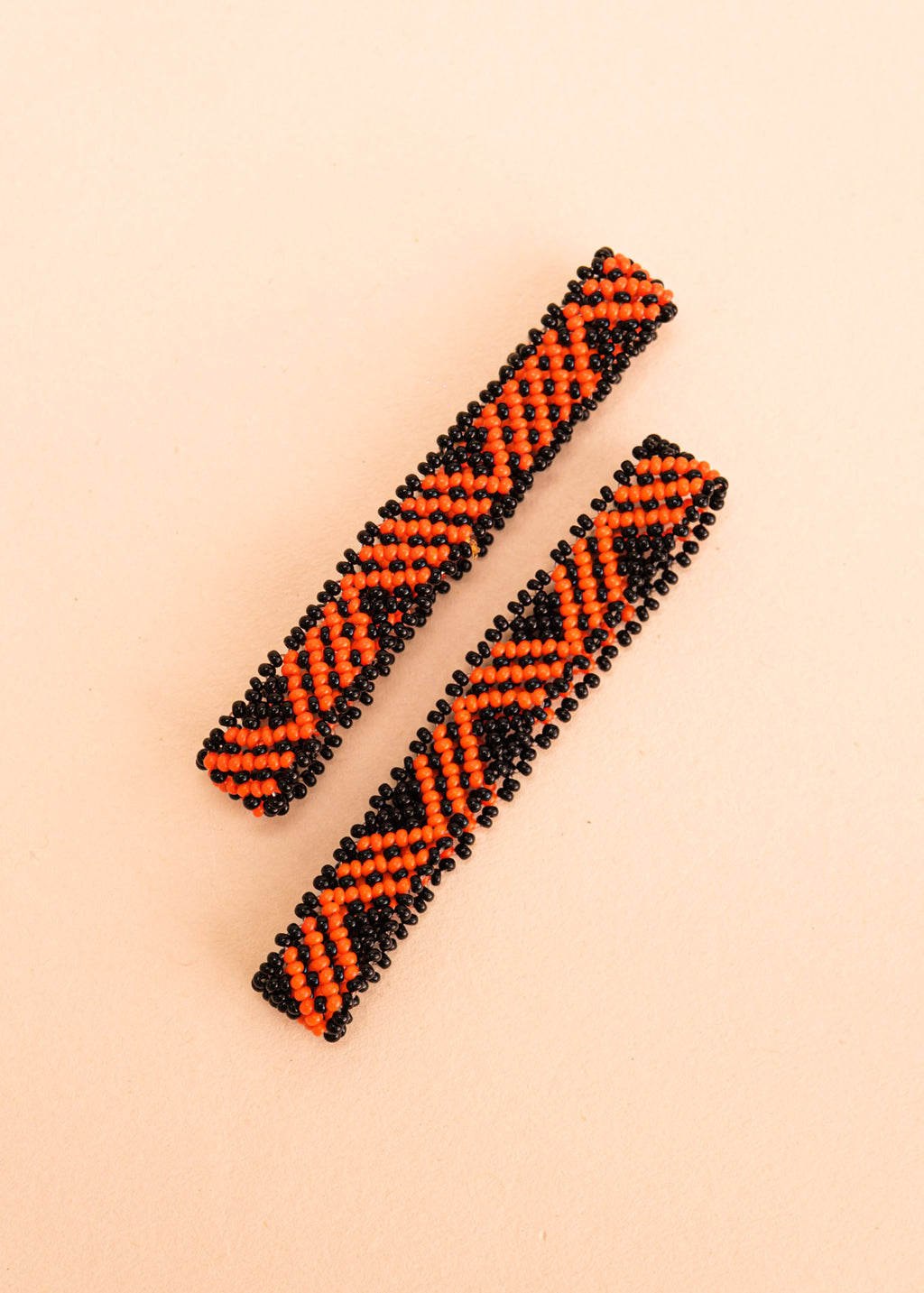 Pulseira de miçangas laranja feita pelo povo Waurá, artesanato indígena brasileiro
