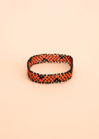Pulseira de miçangas laranja feita pelo povo Waurá, artesanato indígena brasileiro