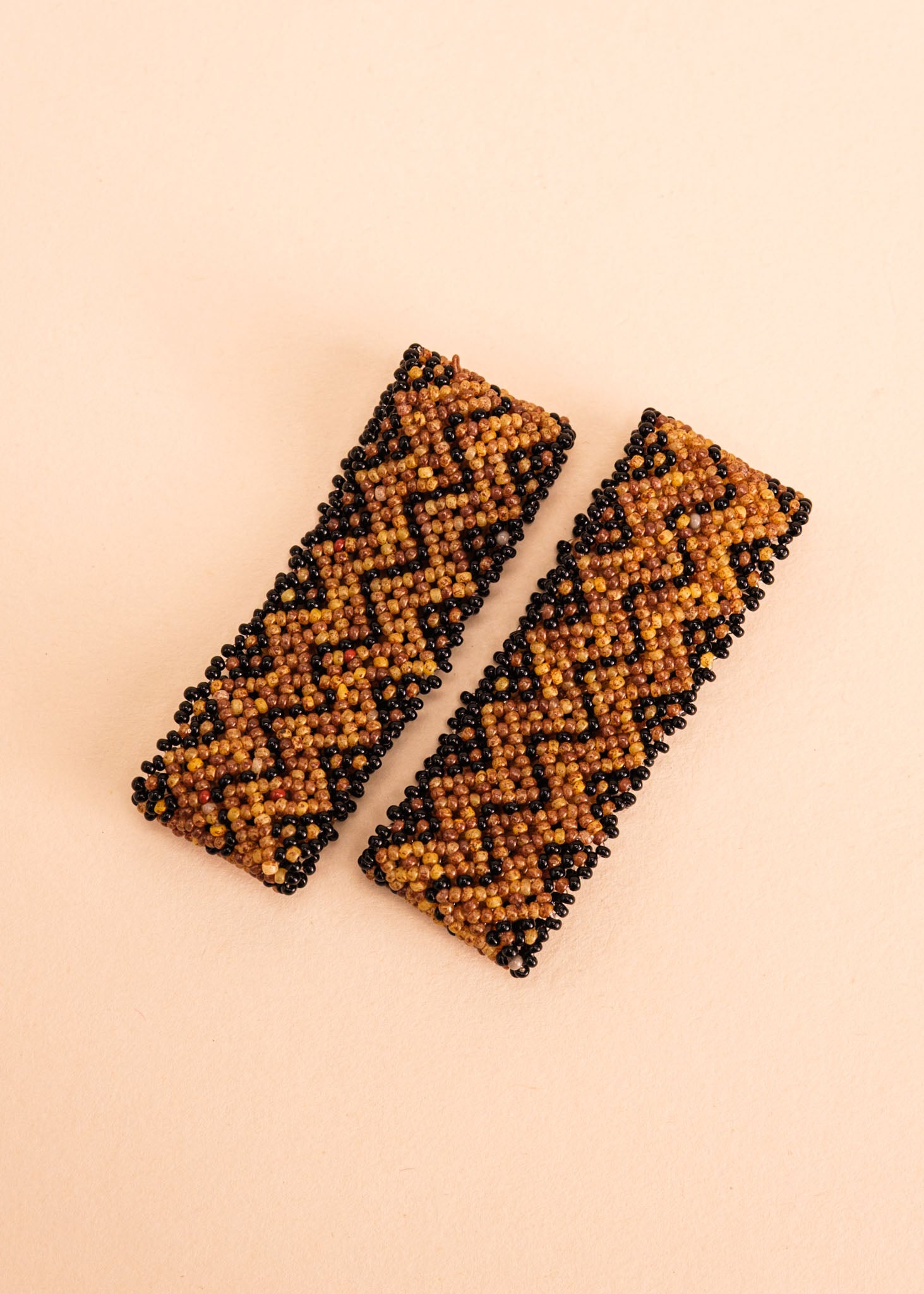 Pulseira de miçangas marrom e preta feita pelo povo Waurá, artesanato indígena brasileiro