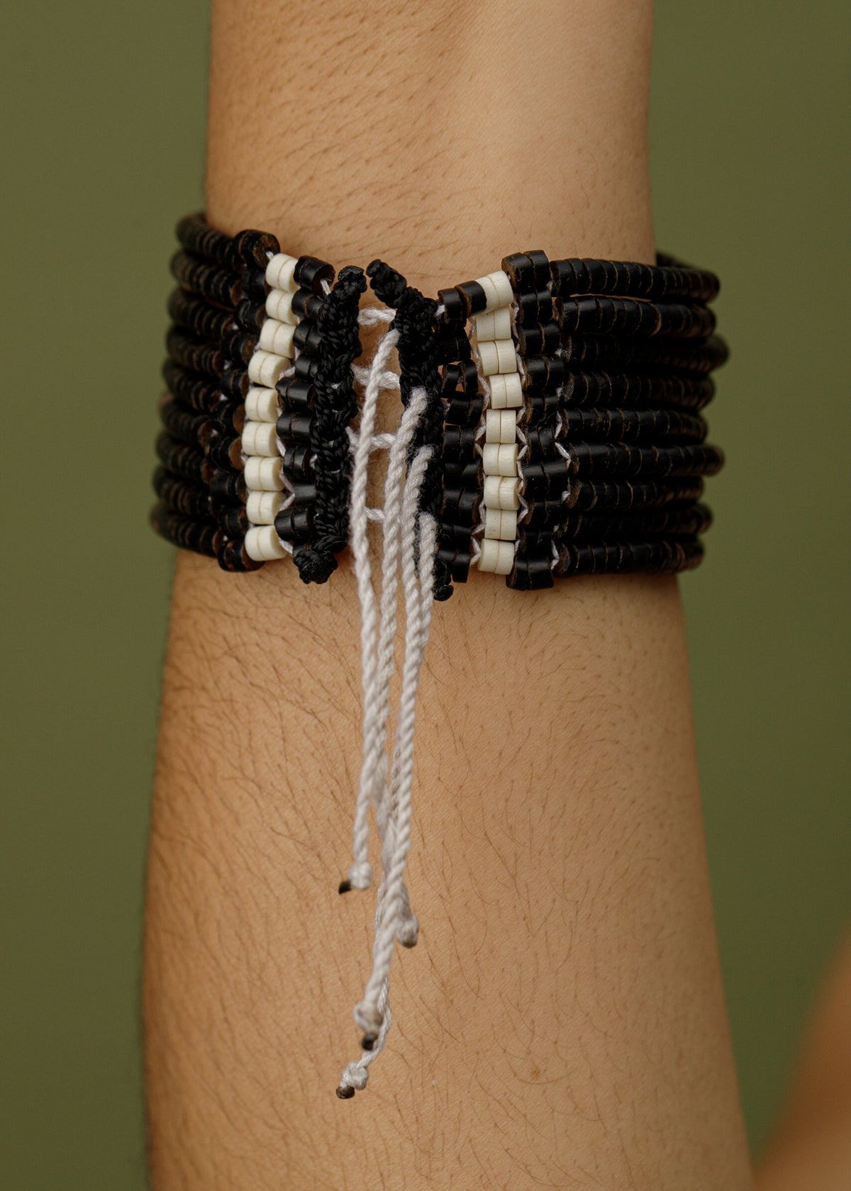Pulseira ajustável de Tucum e PVC | Marubo