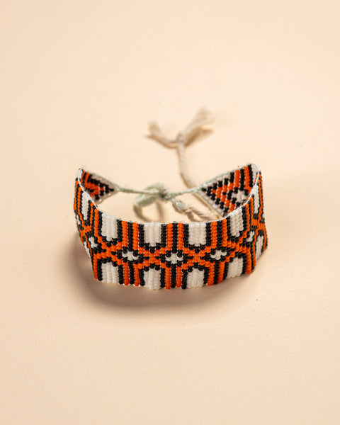 As pulseiras indígenas de miçangas ou sementes, possuem autenticidade e tradição para quem valoriza a cultura e a arte indígena. Conheça as artes feitas à mão e descubra a beleza do artesanato ancestral. Adquira a sua agora, garanta 6% de desconto no PIX
