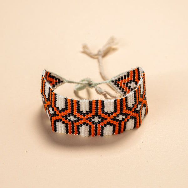 As pulseiras indígenas de miçangas ou sementes, possuem autenticidade e tradição para quem valoriza a cultura e a arte indígena. Conheça as artes feitas à mão e descubra a beleza do artesanato ancestral. Adquira a sua agora, garanta 6% de desconto no PIX
