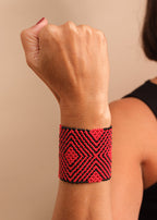 Pulseira de miçangas vermelha feita pelo povo Waurá, artesanato indígena brasileiro