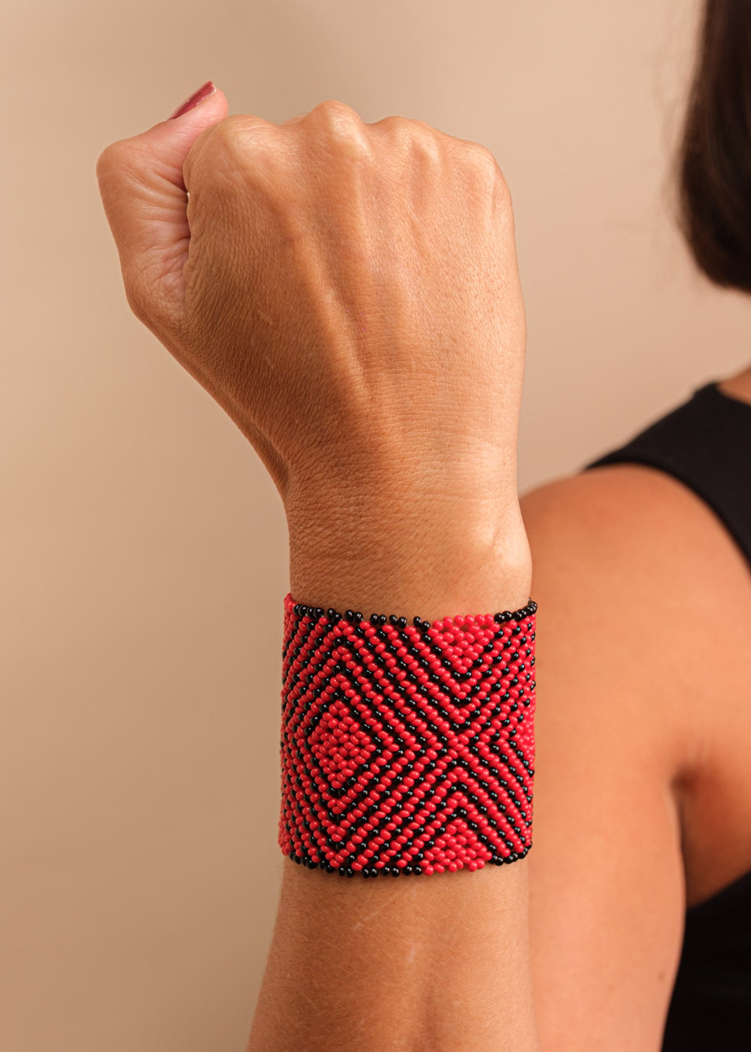 Pulseira de miçangas vermelha feita pelo povo Waurá, artesanato indígena brasileiro