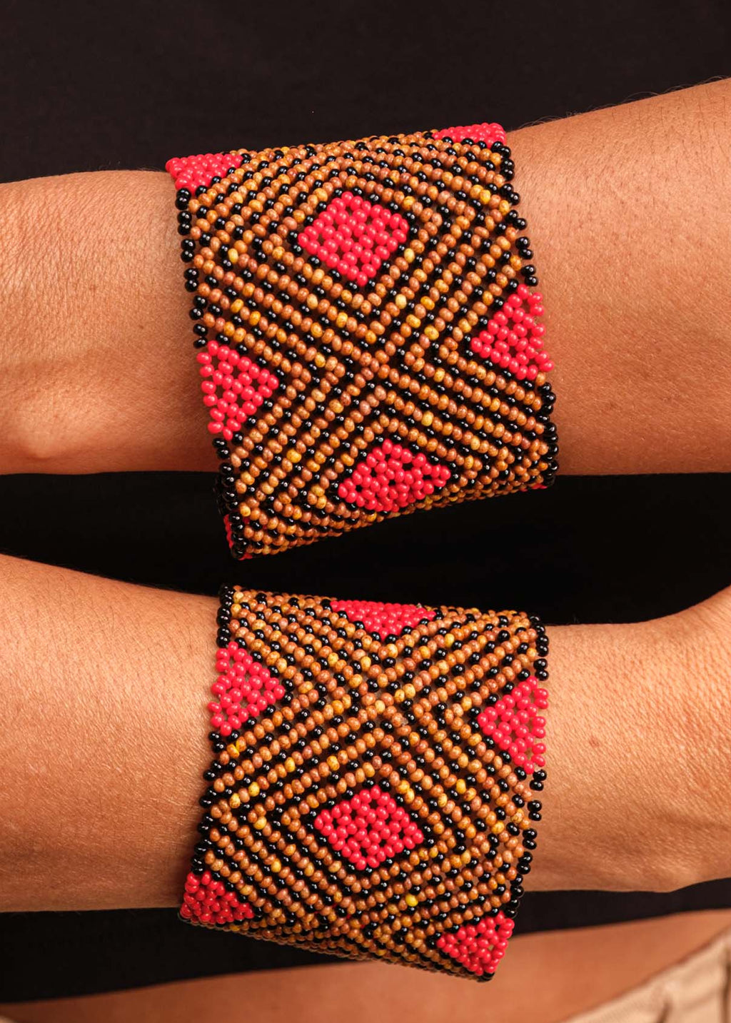Pulseira de miçangas marrom e vermelha feita pelo povo Waurá, artesanato indígena brasileiro