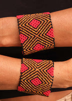 Pulseira de miçangas marrom e vermelha feita pelo povo Waurá, artesanato indígena brasileiro