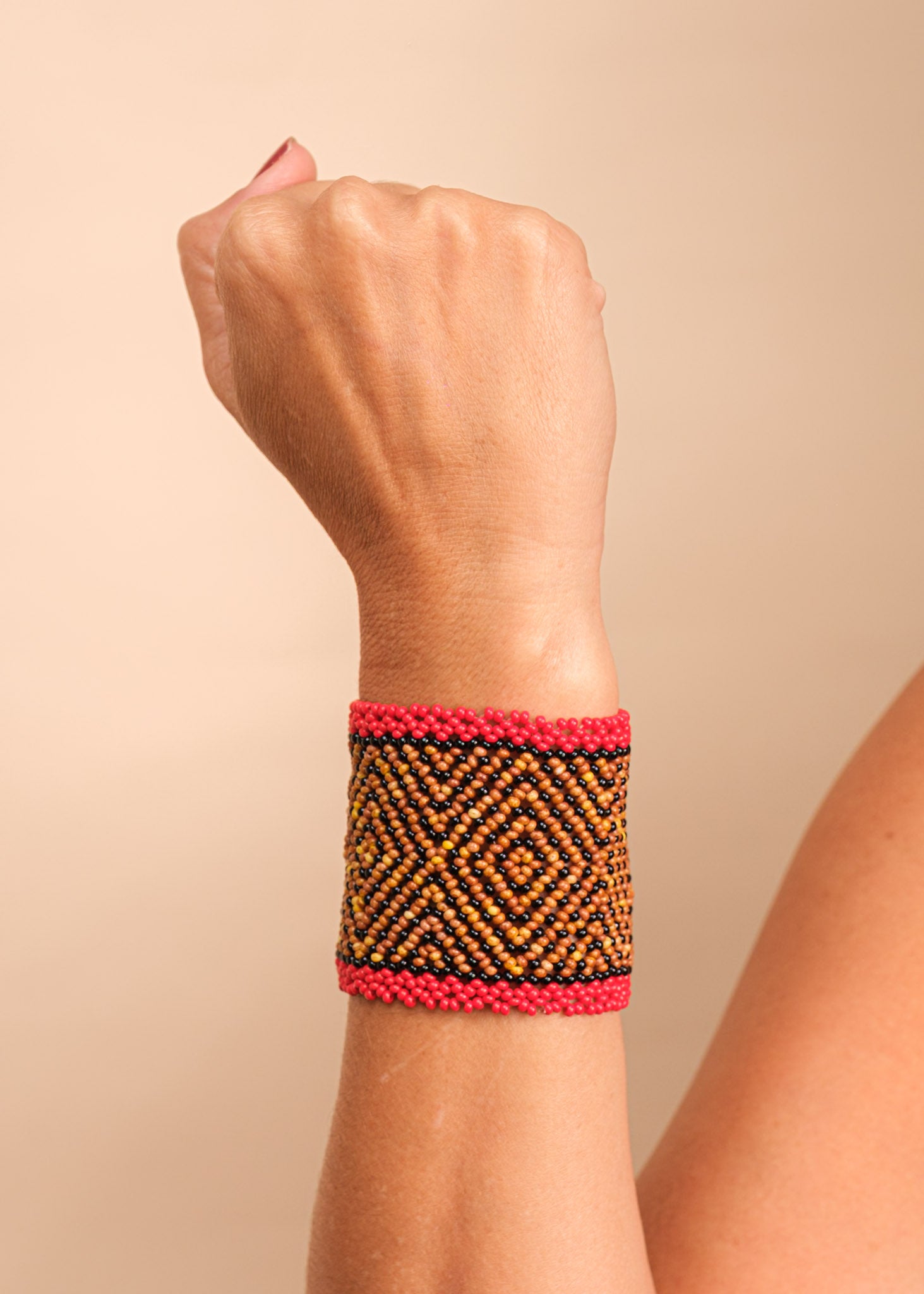 Pulseira de miçangas marrom e vermelha feita pelo povo Waurá, artesanato indígena brasileiro Imagem principal do produto