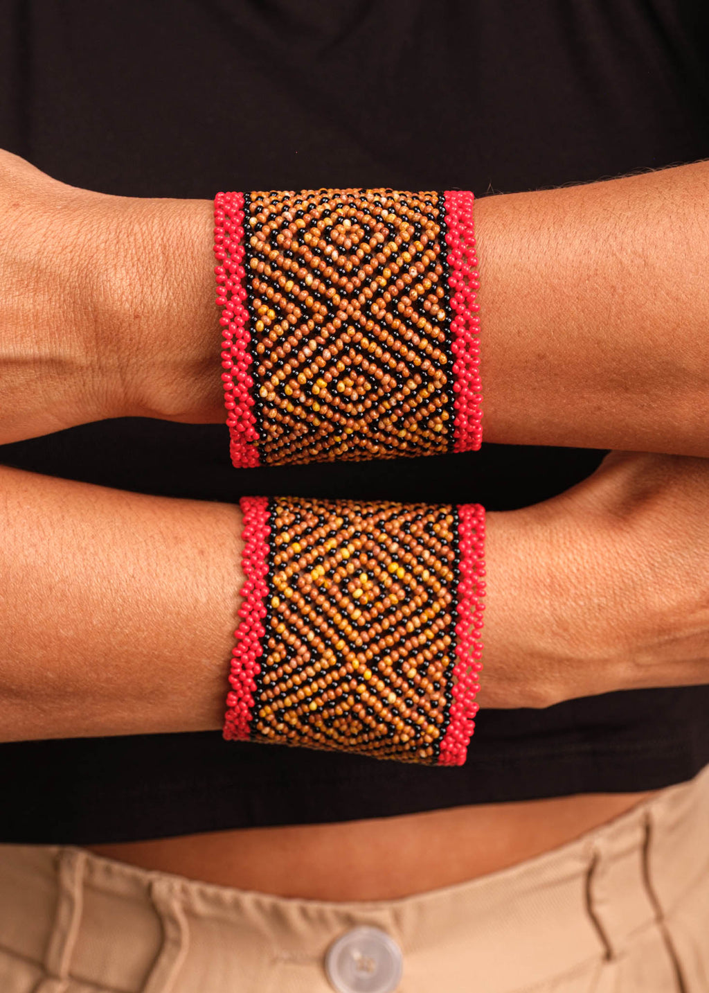 Pulseira de miçangas marrom e vermelha feita pelo povo Waurá, artesanato indígena brasileiro