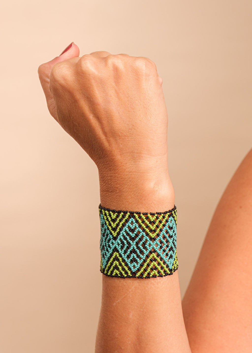 Pulseira de miçangas azul e verde feita pelo povo Waurá, artesanato indígena brasileiro
