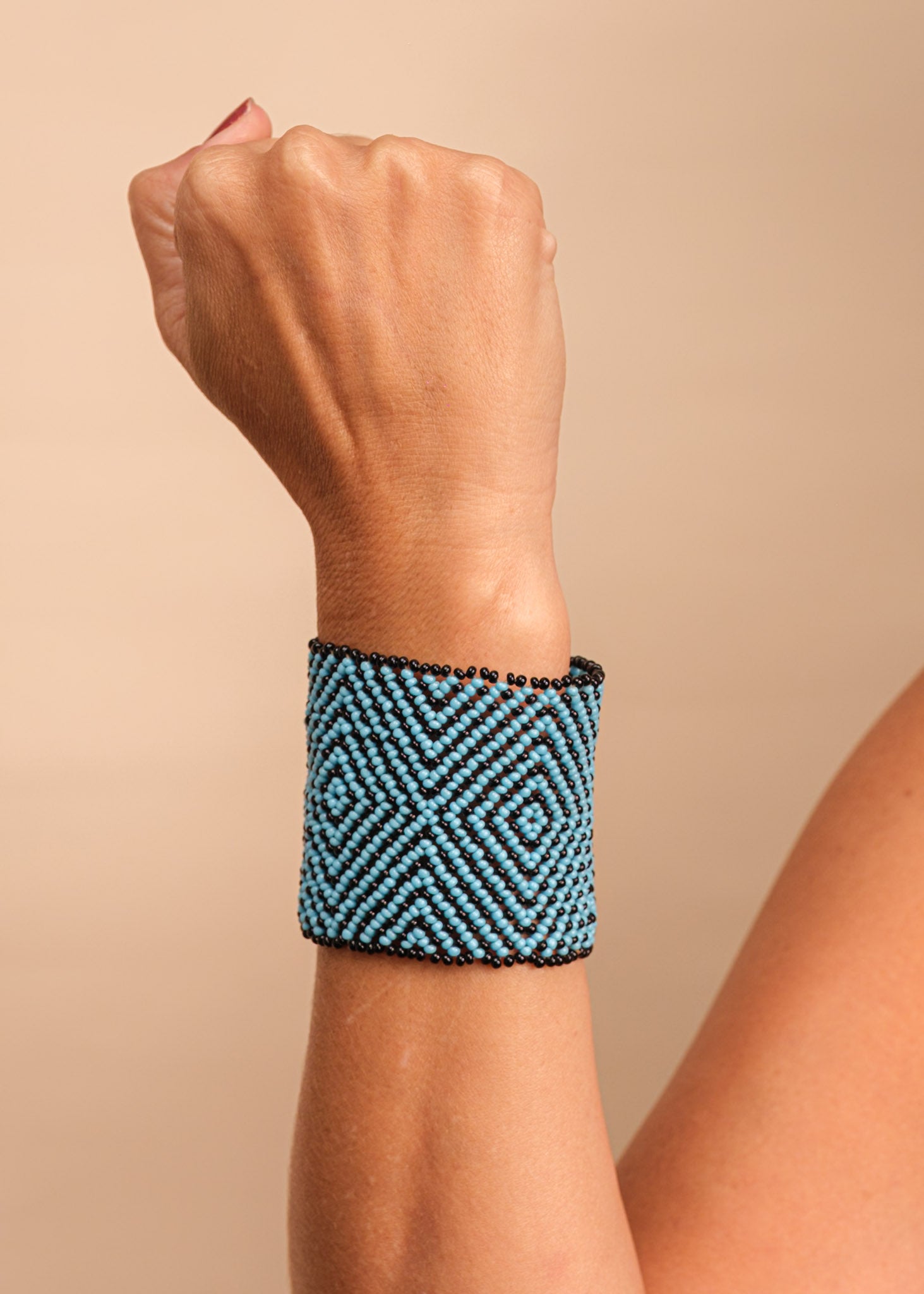 Pulseira de miçangas azul feita pelo povo Waurá, artesanato indígena brasileiro Imagem principal do produto
