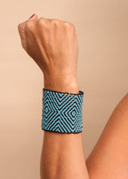Pulseira de miçangas azul feita pelo povo Waurá, artesanato indígena brasileiro