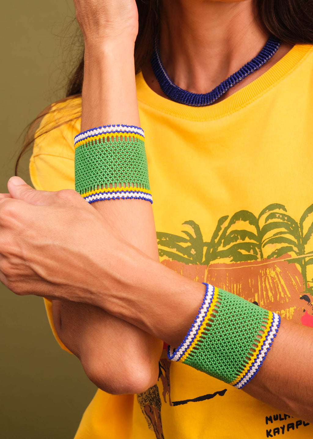 Pulseira de miçangas verde feita pelo povo Waurá, artesanato indígena brasileiro