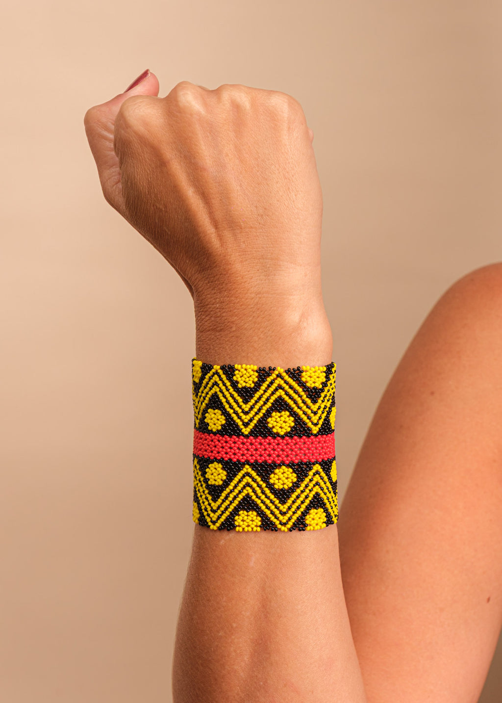 Pulseira de miçangas amarela e preta feita pelo povo Waurá, artesanato indígena brasileiro