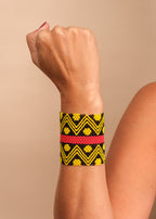 Pulseira de miçangas amarela e preta feita pelo povo Waurá, artesanato indígena brasileiro