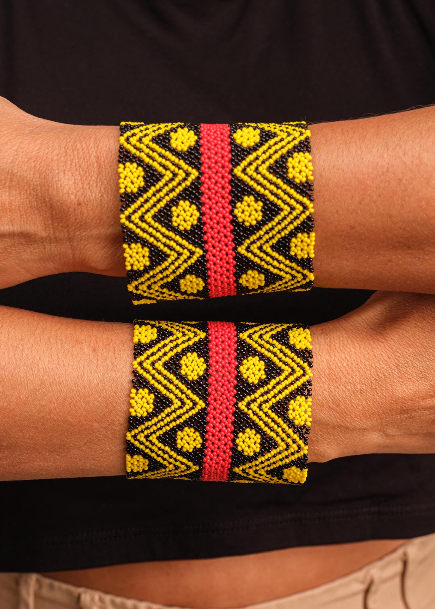 Pulseira de miçangas amarela e preta feita pelo povo Waurá, artesanato indígena brasileiro Imagem principal do produto
