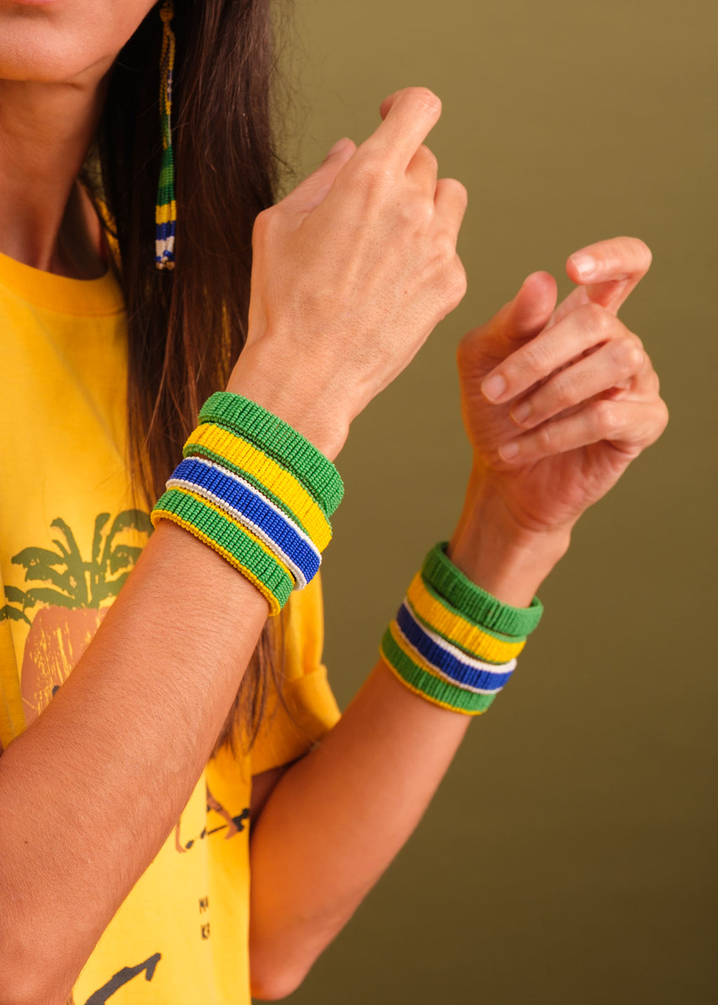 Pulseira de miçangas azul,verde e amarelo feita pelo povo Waurá, artesanato indígena brasileiro