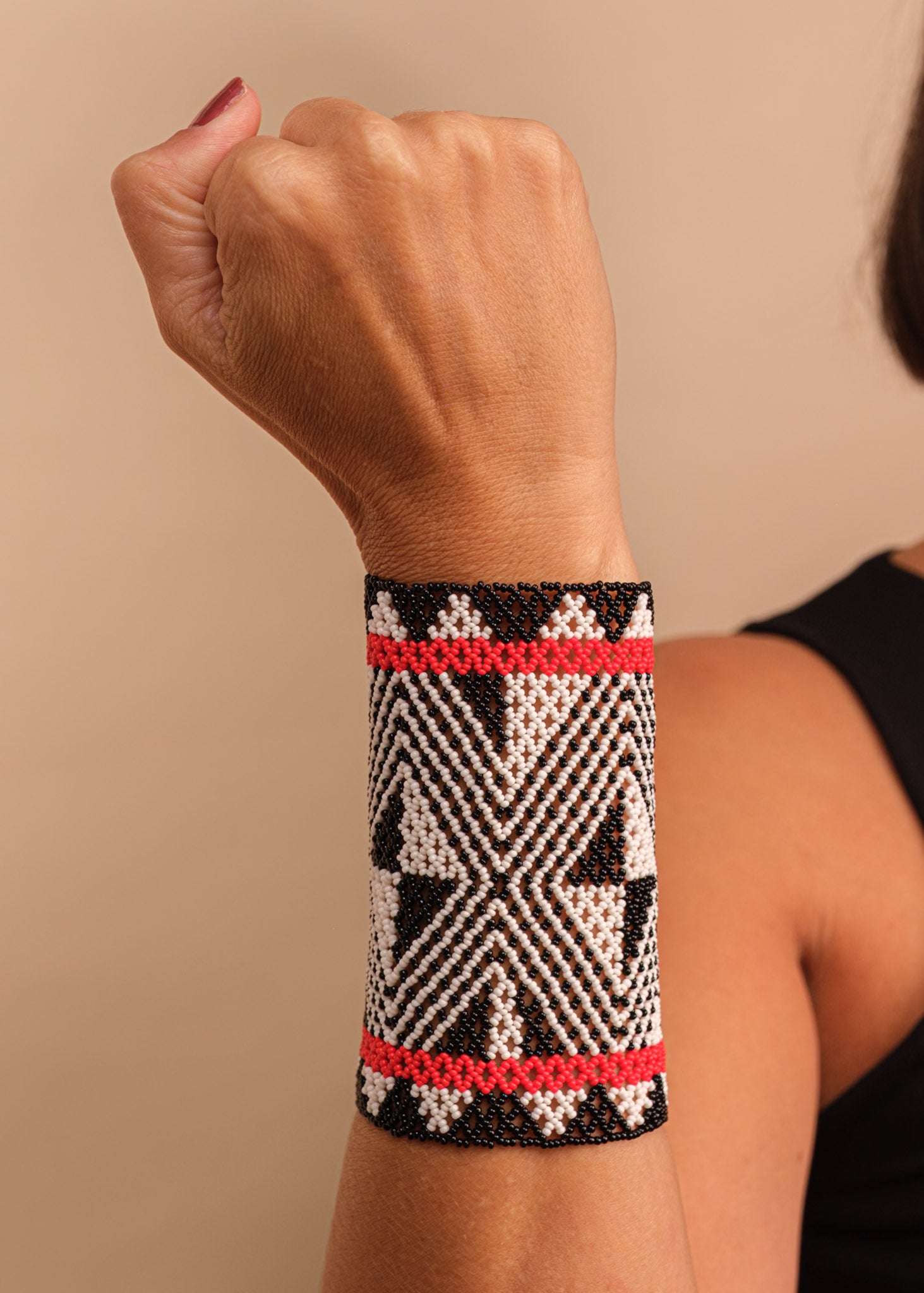 Pulseira de miçangas preta e branca feita pelo povo Waurá, artesanato indígena brasileiro Imagem principal do produto