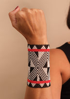 Pulseira de miçangas preta e branca feita pelo povo Waurá, artesanato indígena brasileiro