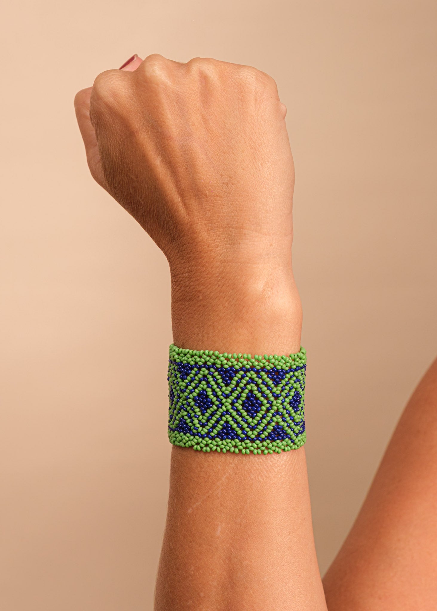 Pulseira de miçangas verde e azul feita pelo povo Waurá, artesanato indígena brasileiro