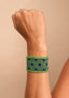 Pulseira de miçangas verde e azul feita pelo povo Waurá, artesanato indígena brasileiro