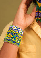 Pulseira de miçangas azul,verde e amarelo feita pelo povo Waurá, artesanato indígena brasileiro