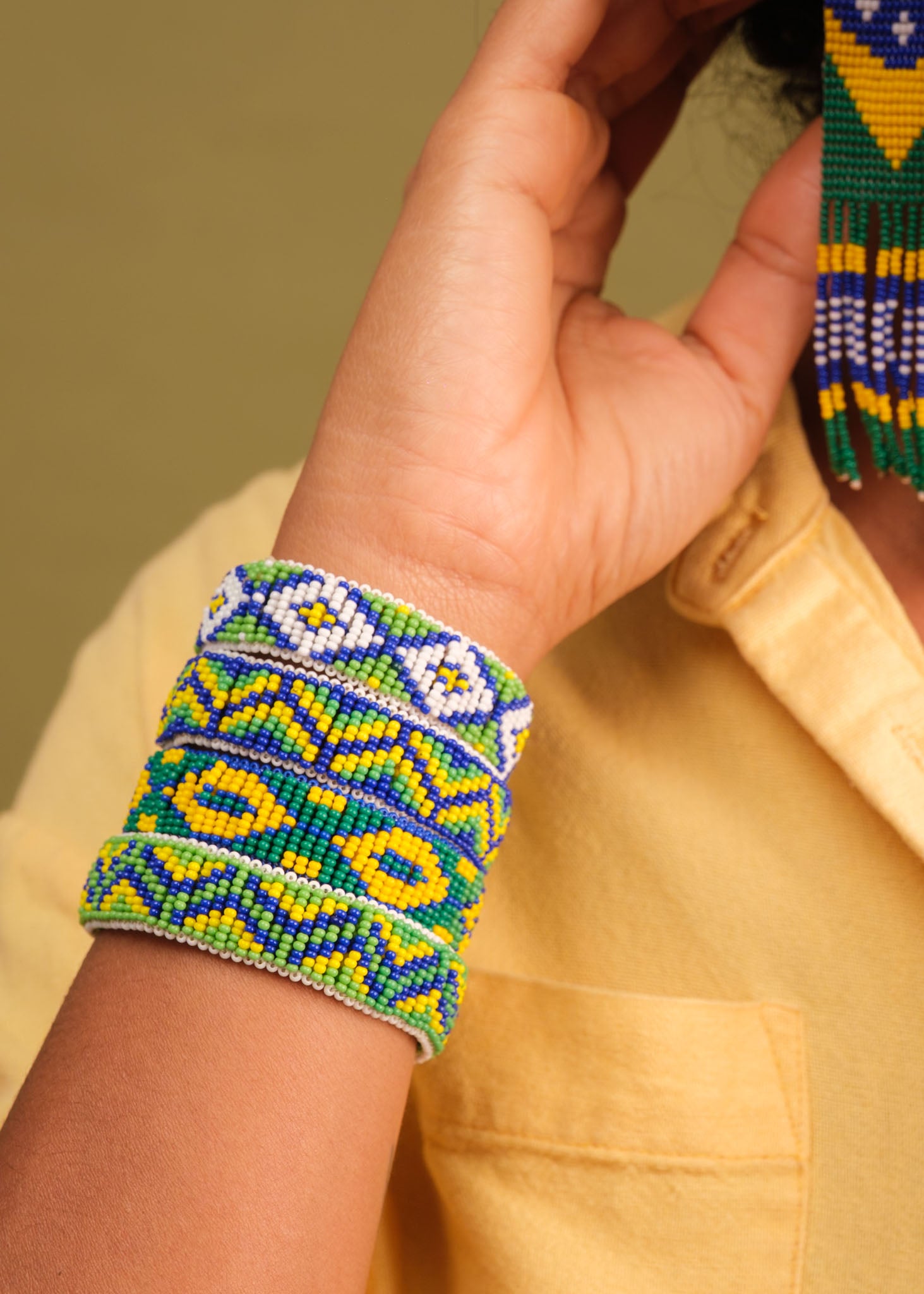 Pulseira de miçangas azul,verde e amarelo feita pelo povo Waurá, artesanato indígena brasileiro