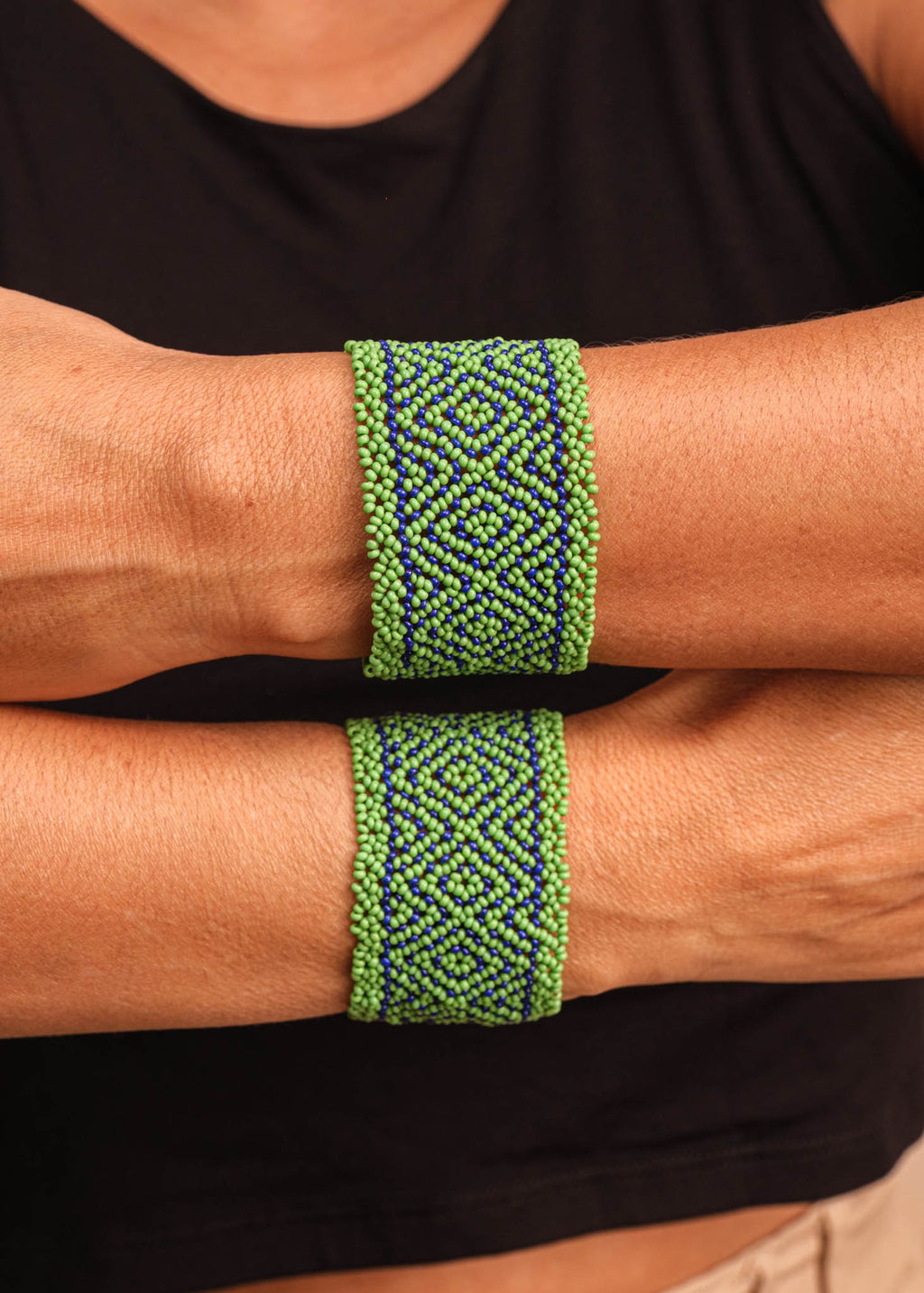 Pulseira de miçangas verde e azul feita pelo povo Waurá, artesanato indígena brasileiro