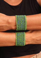 Pulseira de miçangas verde e azul feita pelo povo Waurá, artesanato indígena brasileiro