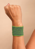 Pulseira de miçangas verde e azul feita pelo povo Waurá, artesanato indígena brasileiro